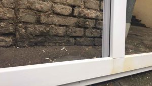 Znečištěný rám plastového okna před renovací