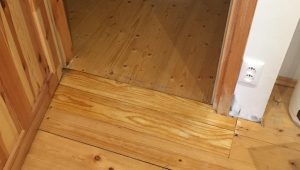 Oprava podlahy u dveří po