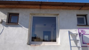 nainstalované repasované okno připravené pro dokončení zednickými pracemi